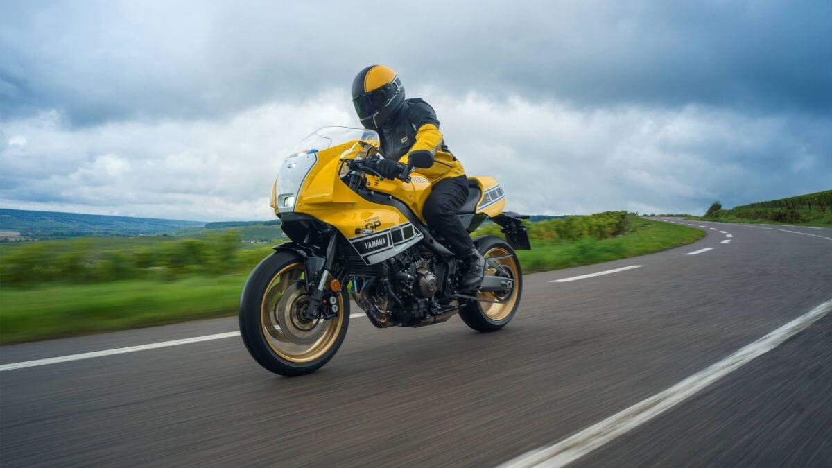 XSR900 GP イエロー即納可能！